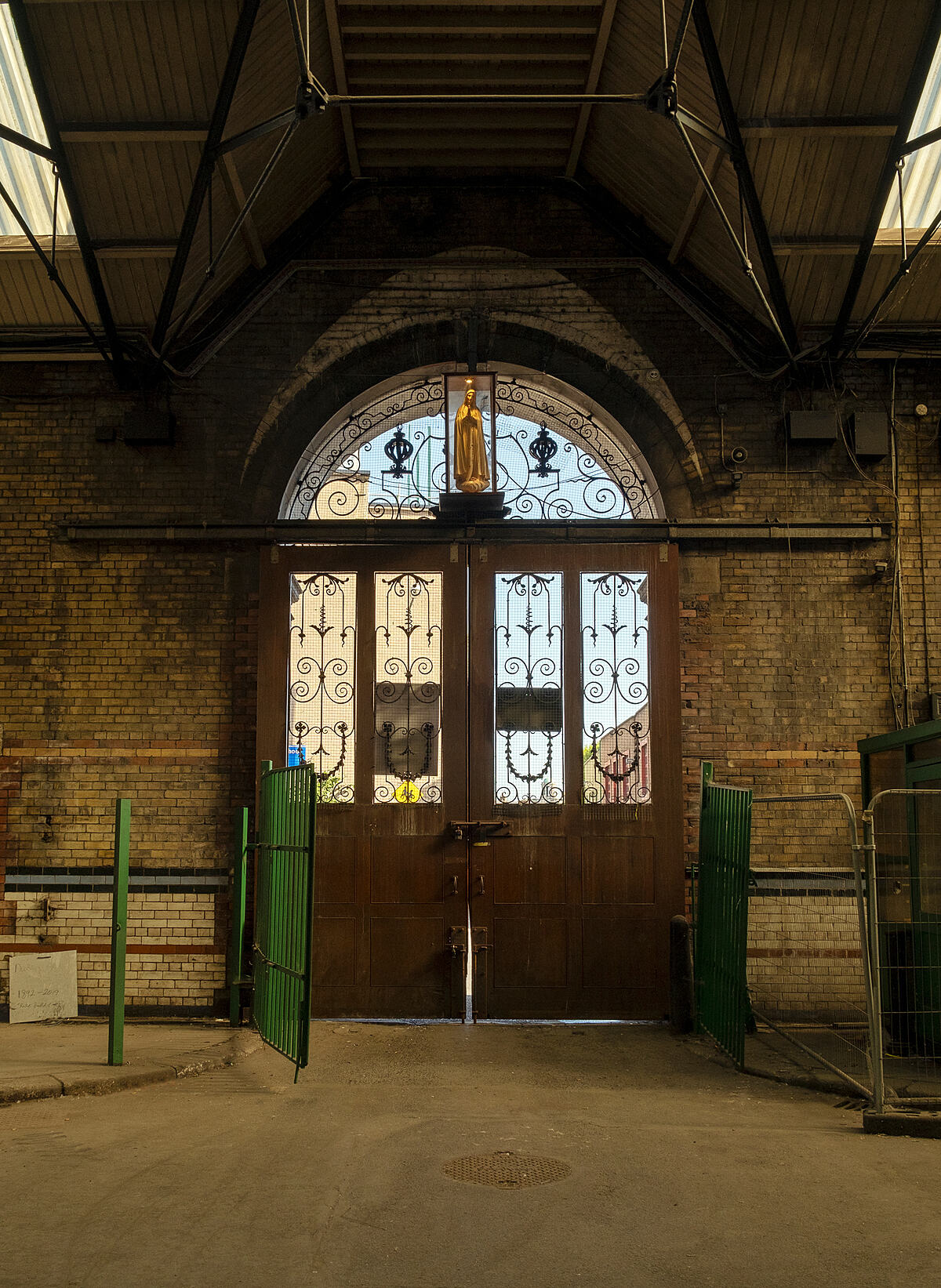 Our Lady of the market | Colour photograph - 2020