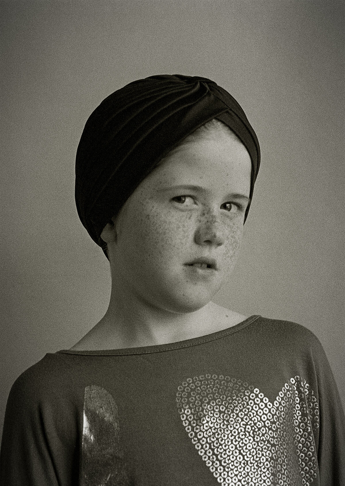 Child with a heart | B&W photograph - 2016