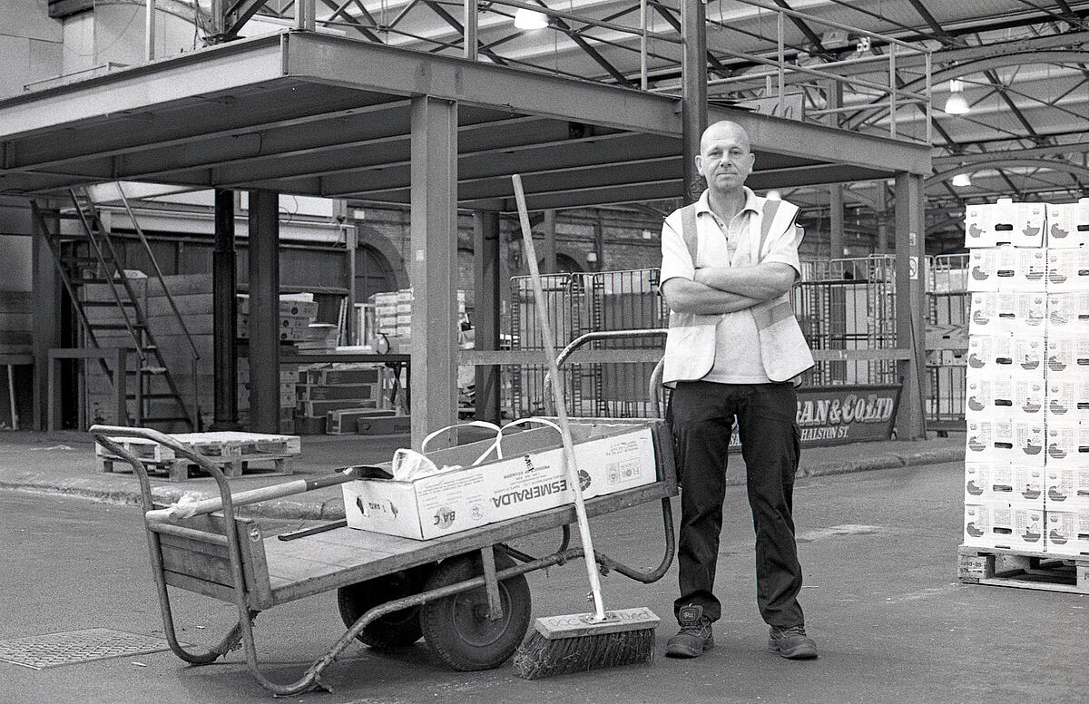 Market cleaner with his trolly and brush | B&W photograph - 2016