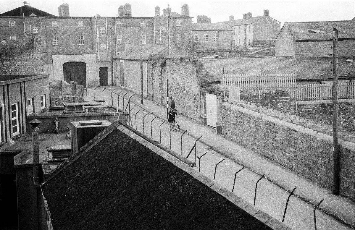 Don't forget your shovel | B&W photograph - 1990
