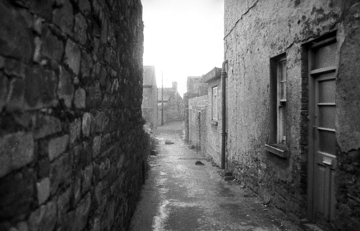 Limerick laneway | B&W photograph - 1990