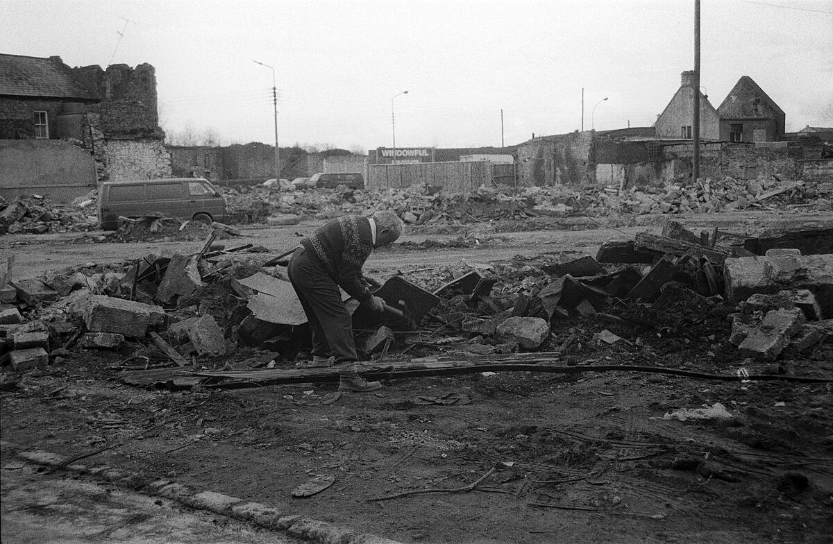 Man chopping wood | B&W photograph - 1990