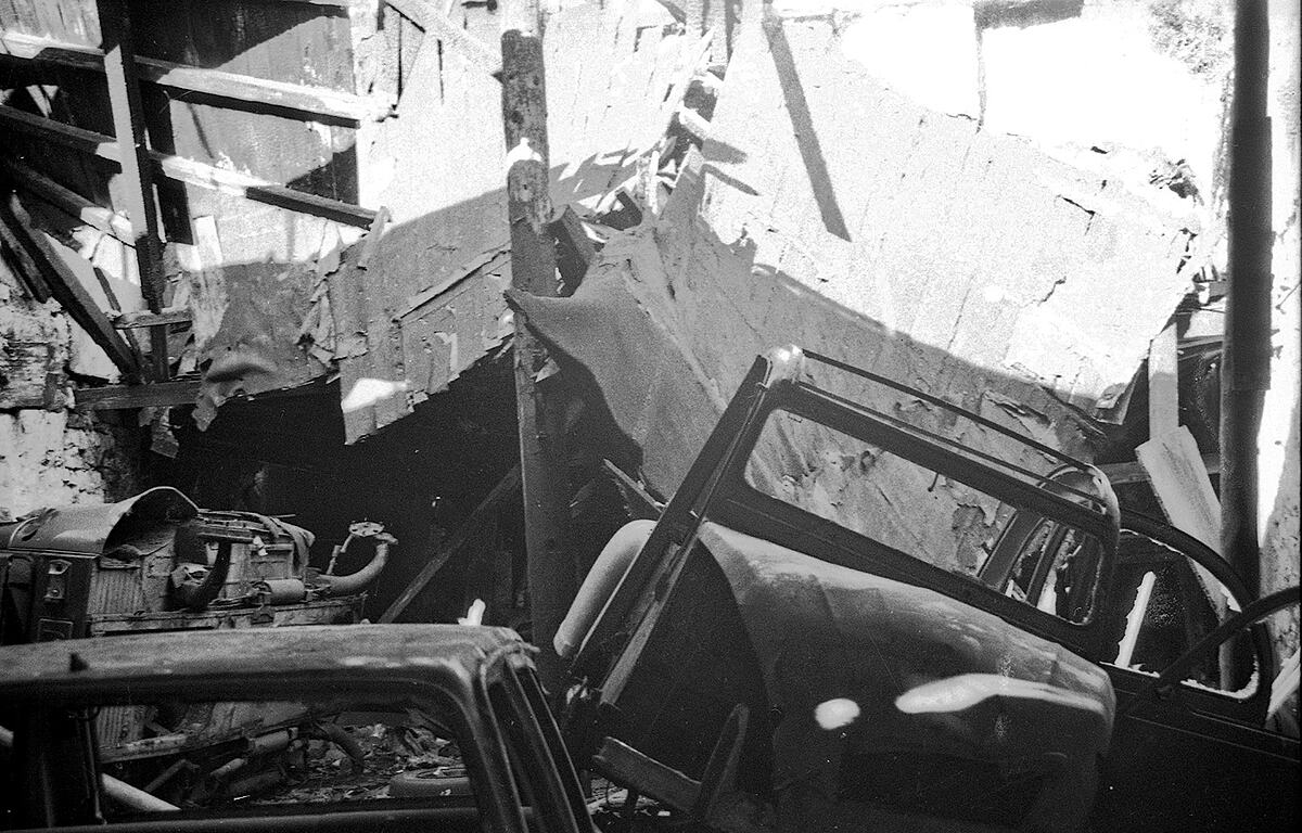 The garage | B&W photograph - 1990