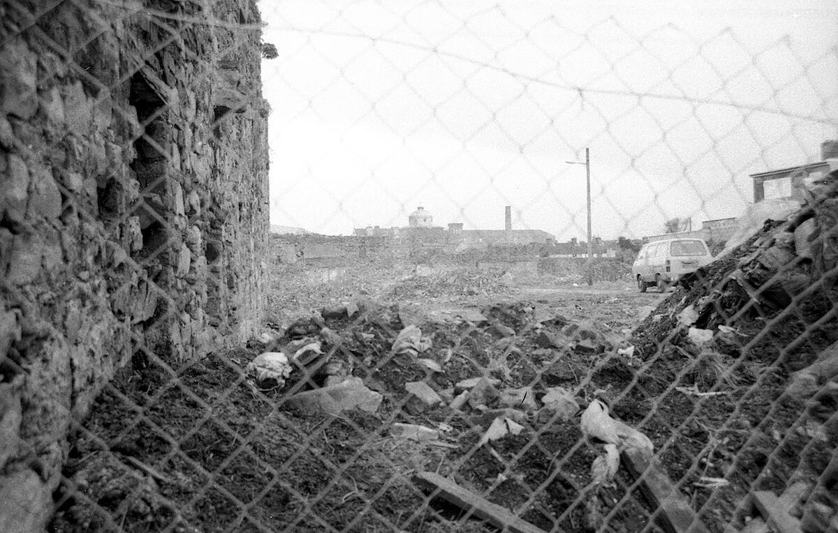 Through the wire | B&W photograph - 1990